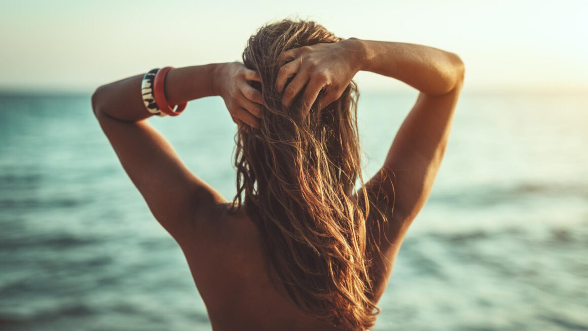 Mořská voda na vlasy: Ublíží jim nebo prospěje?